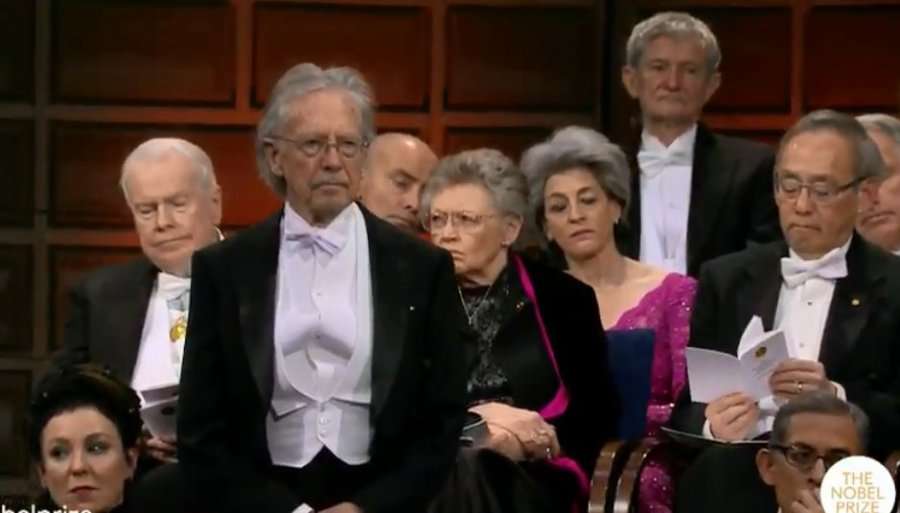 Pas shumë polemikash, Handke pranon Nobelin për Letërsi
