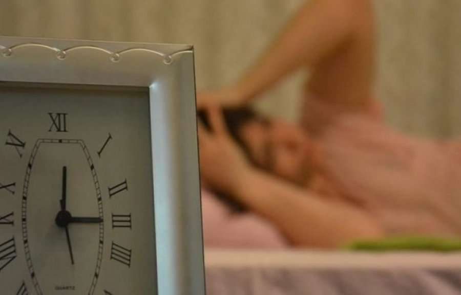 Mbi nëntë orë gjumë rrit rrezikun nga paraliza