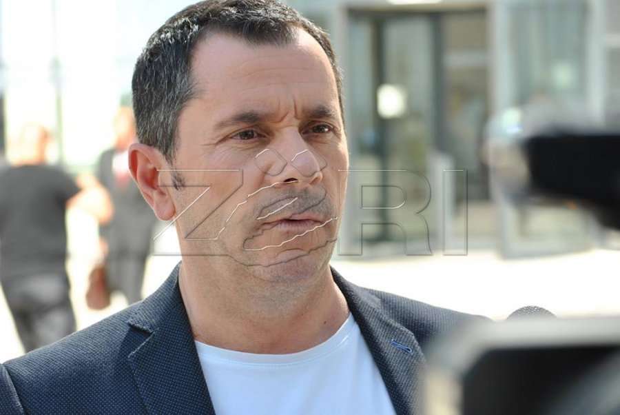 Avokati Gashi hyn në zyrat e OVL të UÇK-së