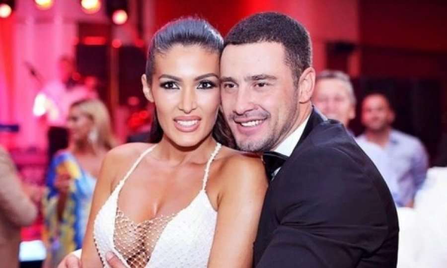 ‘Anna’ që i mori Robertin, kush është modelja seksi të cilës i “lutet” Nora