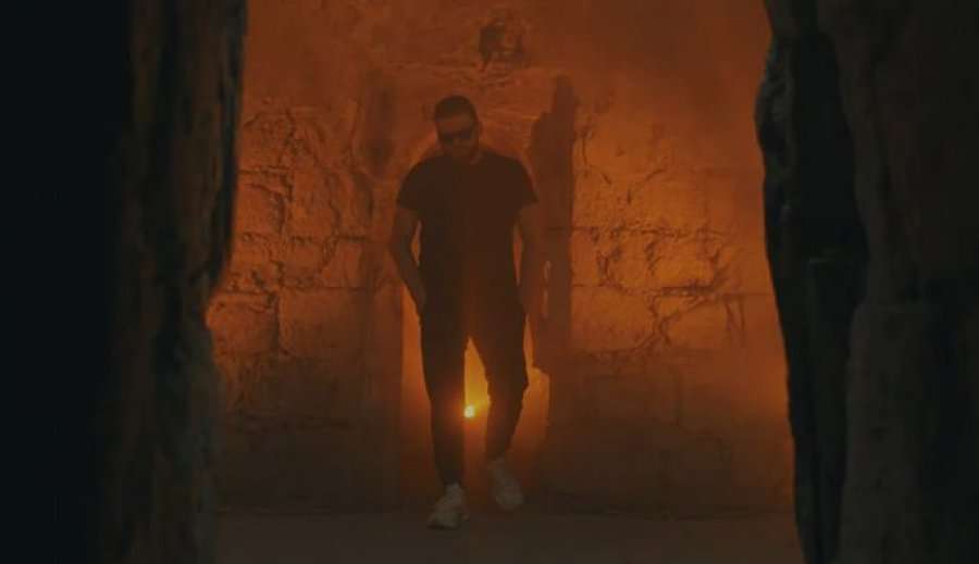 Flori, Klajdi dhe Bruno sjellin befasinë për fundvit, publikojnë versionin e ri të këngës “Plas” 