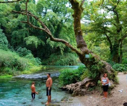 Syri i Kaltër, plot me pushues në fundjavë, turistët në kërkim të freskisë dhe natyrës magjepsëse