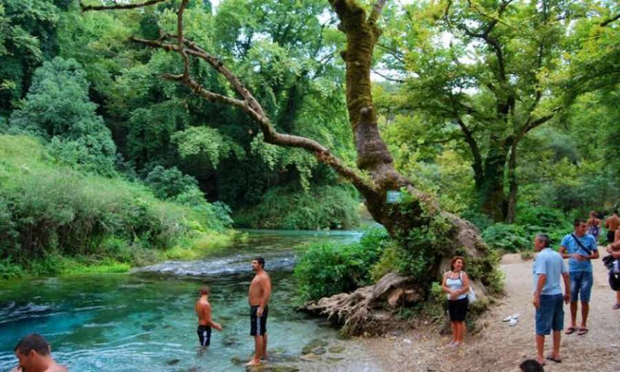 Syri i Kaltër, plot me pushues në fundjavë, turistët në kërkim të freskisë dhe natyrës magjepsëse