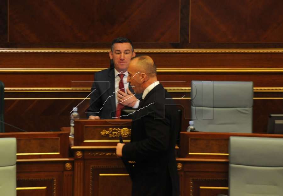 Pushimi i deputetëve s’e bllokon rrëzimin e Qeverisë