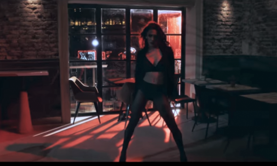 Klaudia Pepa i jep motorrit me këmbë përpjetë, video që nuk duhet humbur