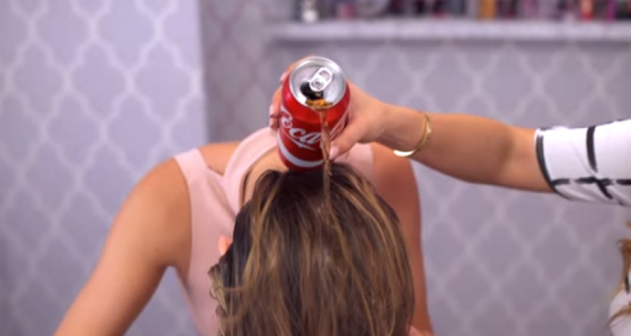 Arsyeja pse flokët duhet t’i lash me Coca Cola