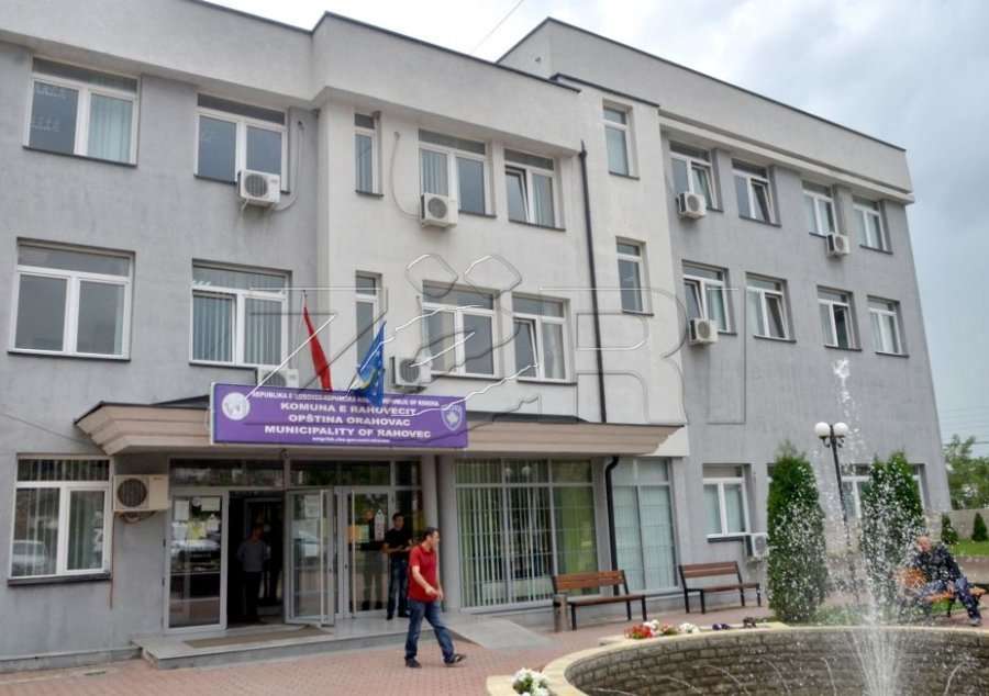 Komuna e Rahovecit lëshon parkingun e saj për mërgimtarët