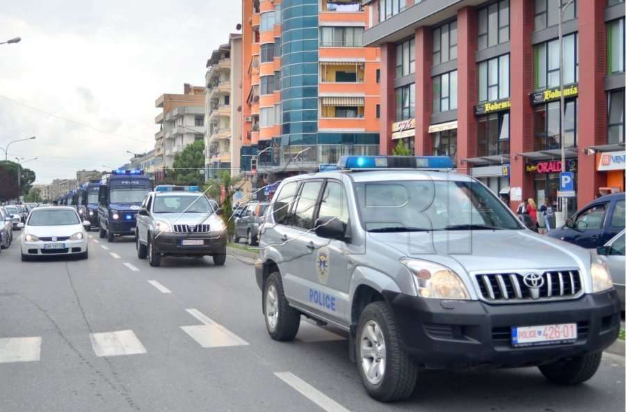 Policët patrullojnë në këmbë, s’mund t’i vozitin veturat