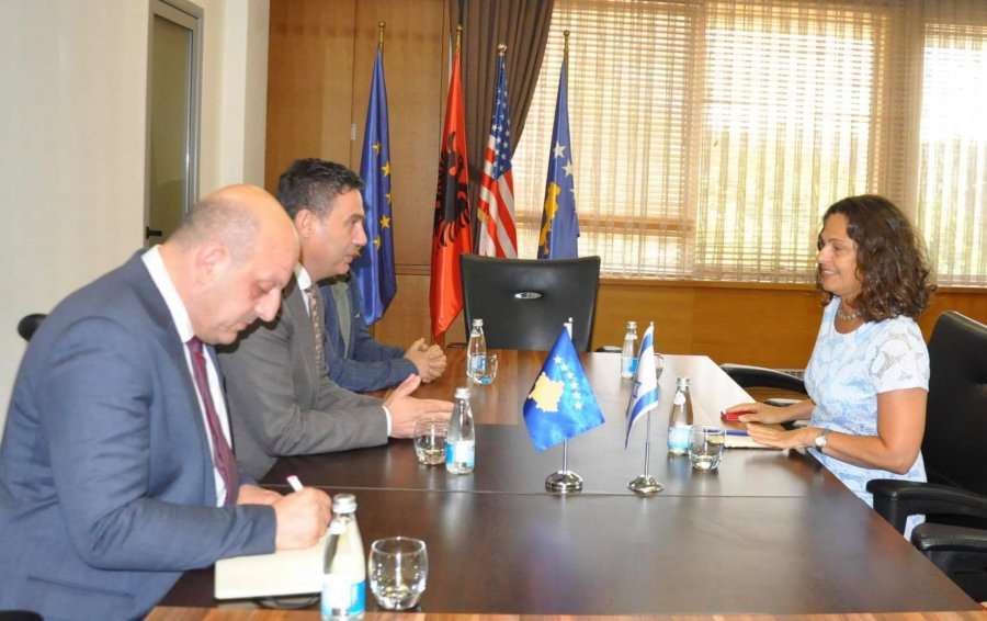 Bytyqi takohet me ambasadoren e Izraelit në Beograd, bisedojnë për bashkëpunim në arsim