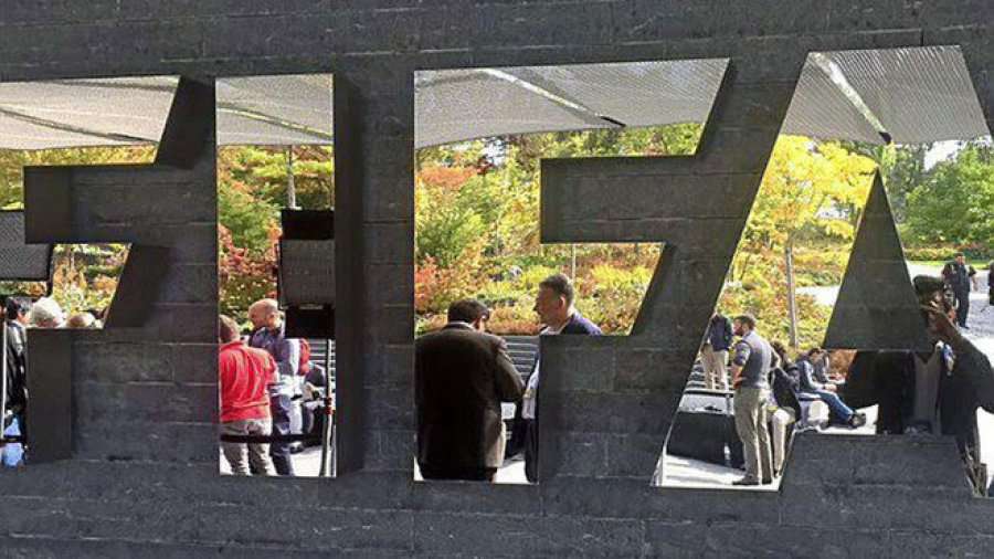 FIFA-s forcon rregullat, nga tash klubet mund të pësojnë keq