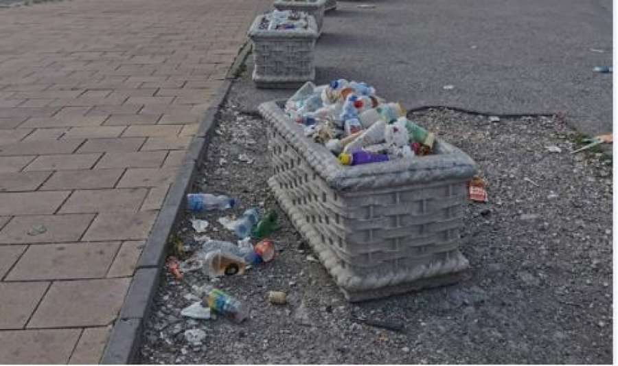 Vendi i luleve mbushet me shishe të plastikës në Prishtinë