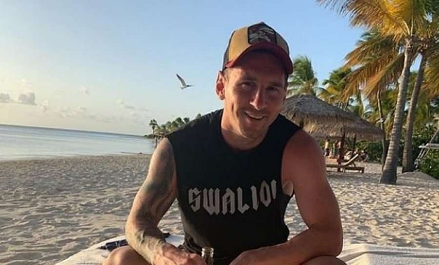Messi ende në pushime, shijon birrat dhe rrezet e diellit