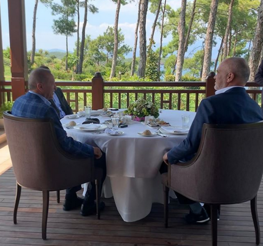 Rama vizitë blic në Turqi, takohet me Erdoganin