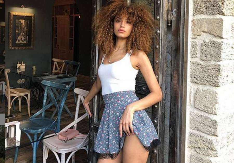 Modelja shet virgjërinë për 2 milionë £, deshi ta “bëjë mamin krenare”