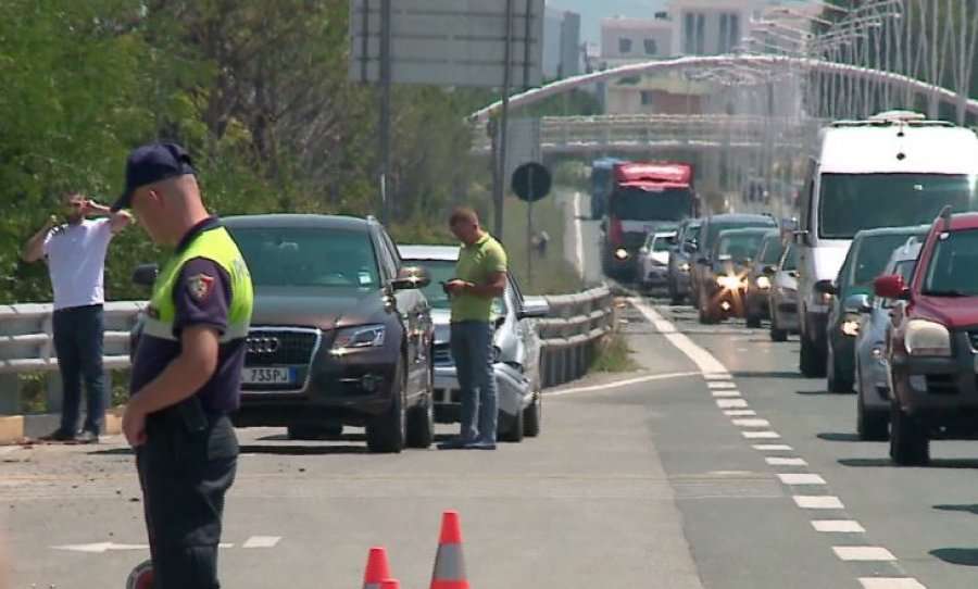 Derisa drejtori i policisë po intervistohej, pas tij ndodhë aksidenti