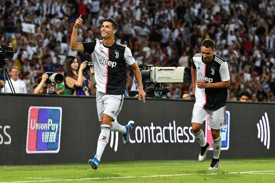 Momenti kur Cristiano Ronaldo u hutua në bankën rezervë, dikush i afrohet dhe përfundimi është tejet interesant
