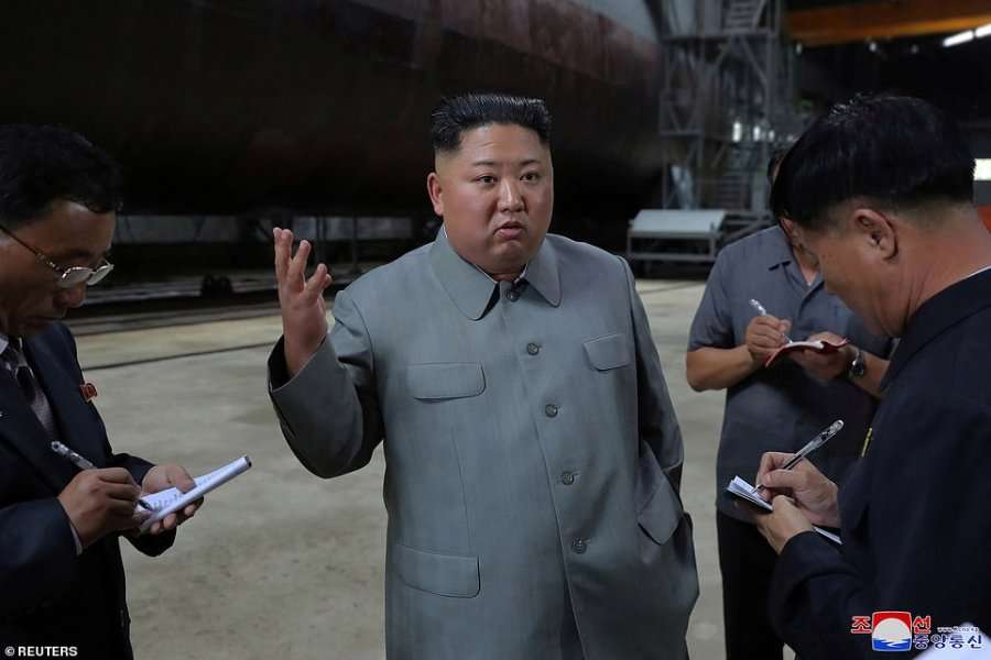 Kim Jong-Un inspekton nëndetësen që thuhet se mund të hedhë raketa nukleare
