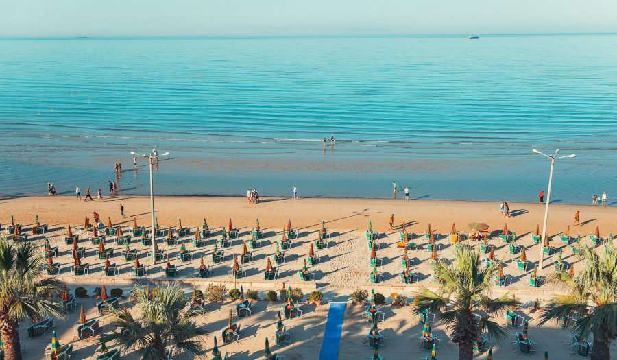Durrësi “pushtohet” nga turistët
