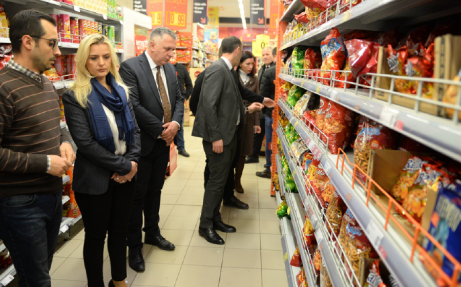 Zv/ministrja Krasniqi iu bën thirrje bizneseve t’i vendosin flamujt që tregojnë origjinën e mallit