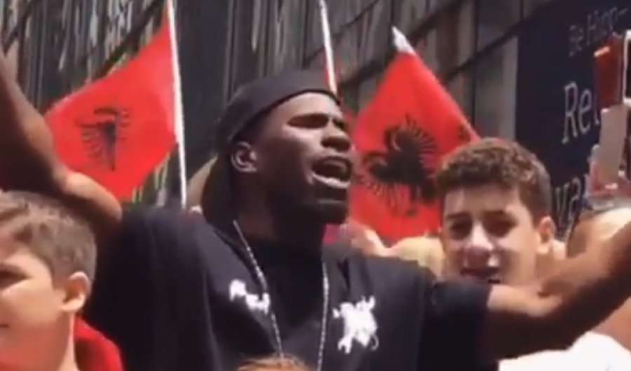 Videoja e amerikanit që këndon “Kuq e Zi” në paradën shqiptare bën bujë në rrjet