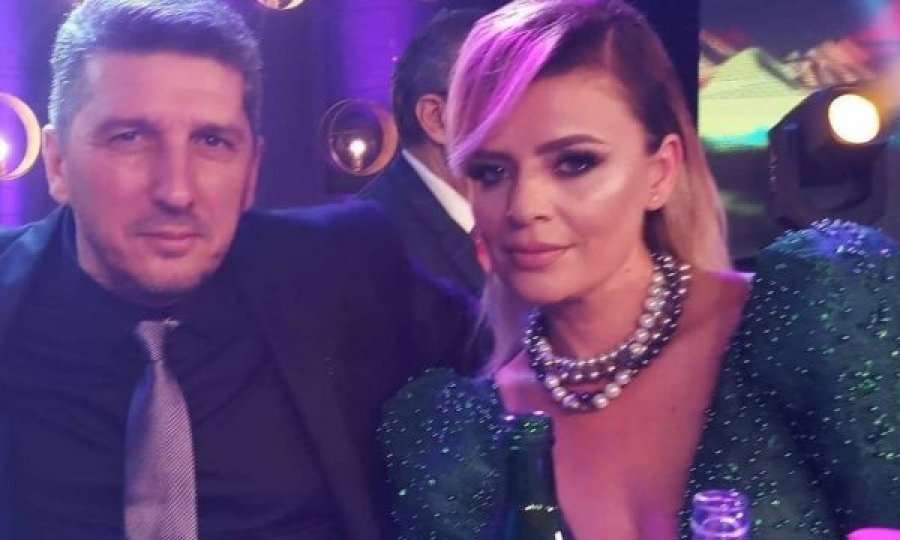 Vajza e Shkumbinit e Mimozës shfaqet atraktive nga plazhi