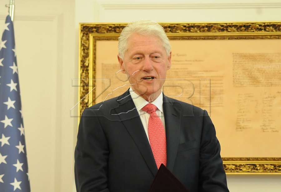 Befasia që Bill Clinton u bëri disa politikanëve dhe aktorëve kosovarë (Foto)