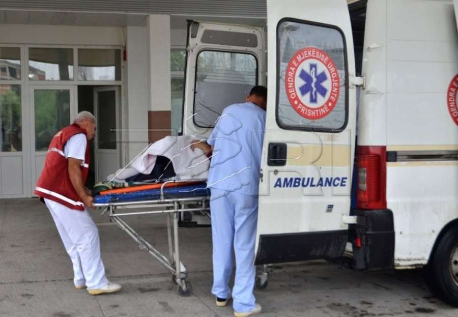 Vdes 12-vjeçarja në QKUK pasi u shkel nga traktori