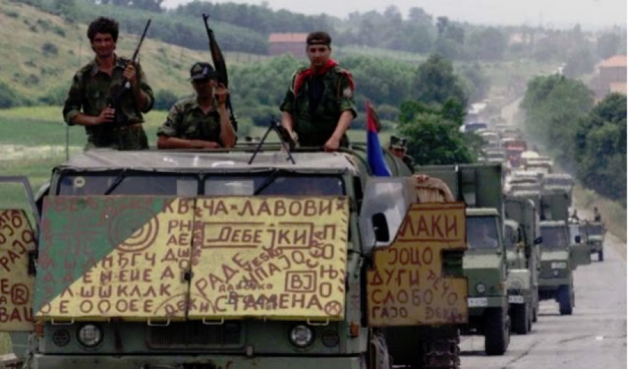 Momenti kur trupat serbe largohen të turpëruar nga Kosova