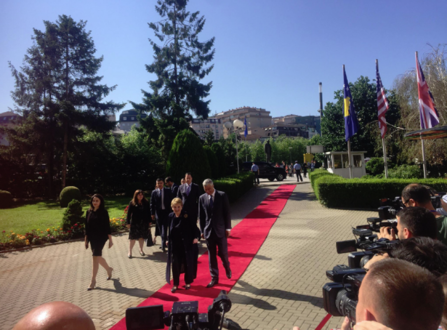 Ish-sekretarja e SHBA-së Madeleine Albright takohet me Thaçin