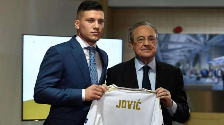 Menaxheri shqiptar së bashku me Perezin, e prezanton futbollistin serb te Real Madridi