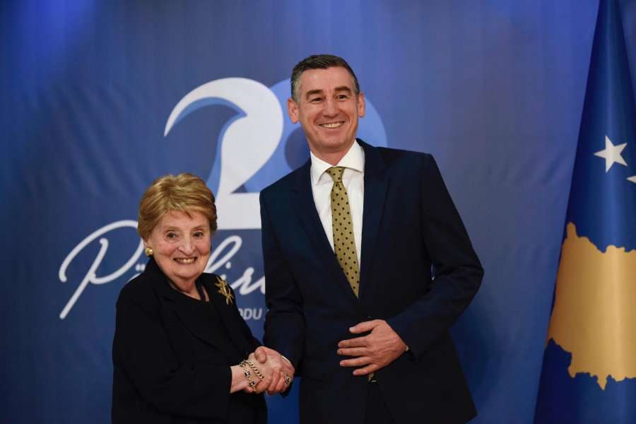 Veseli pret sekretaren Amerikane Albright, e falënderon për gjithçka që ka bërë për Kosovën