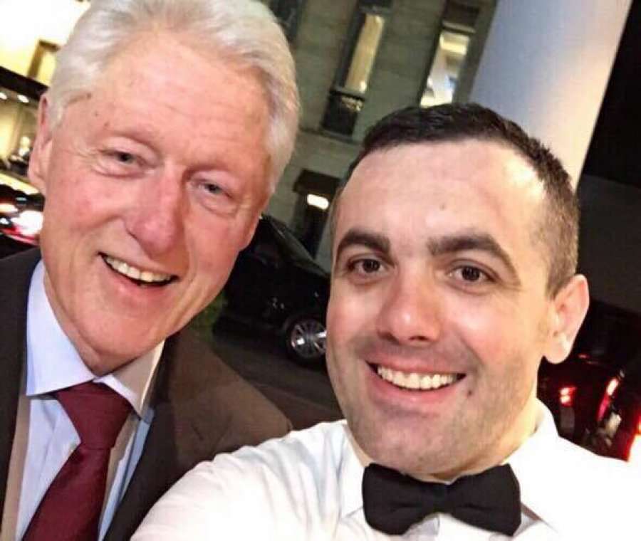 Ky është kamarieri kosovar për të cilin presidenti Clinton tha se i ra në gjunj për ta falenderuar
