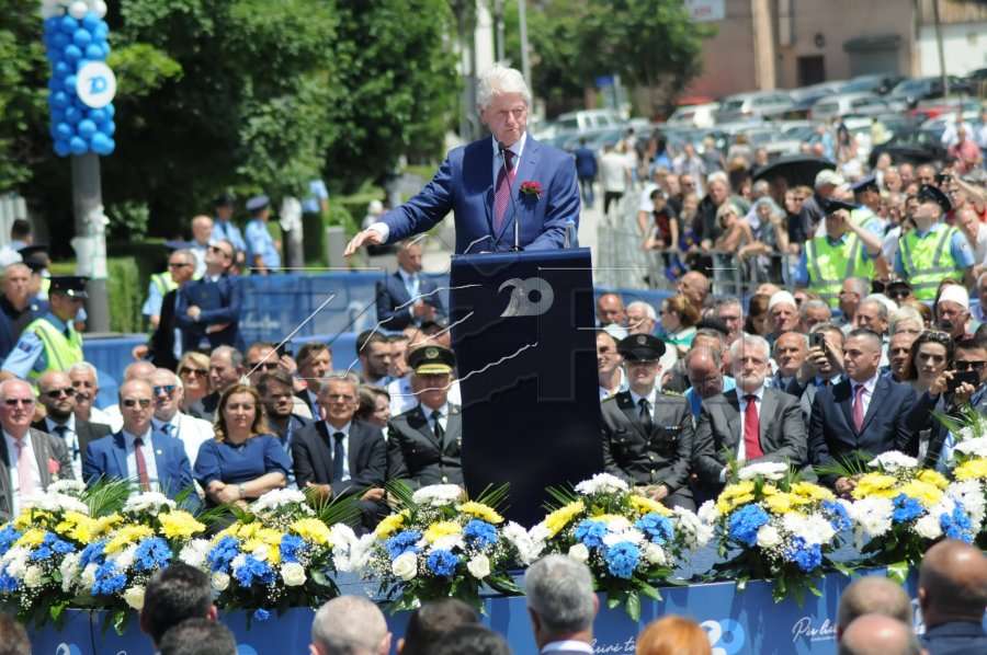 Clinton zbulon një moment emocionues: Një kamarier shqiptar ra në gjunjë për të më falënderuar