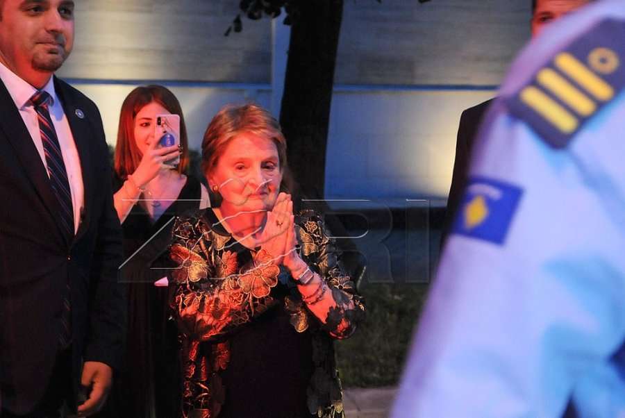 Busti i Medeleine Albright zbulohet sot
