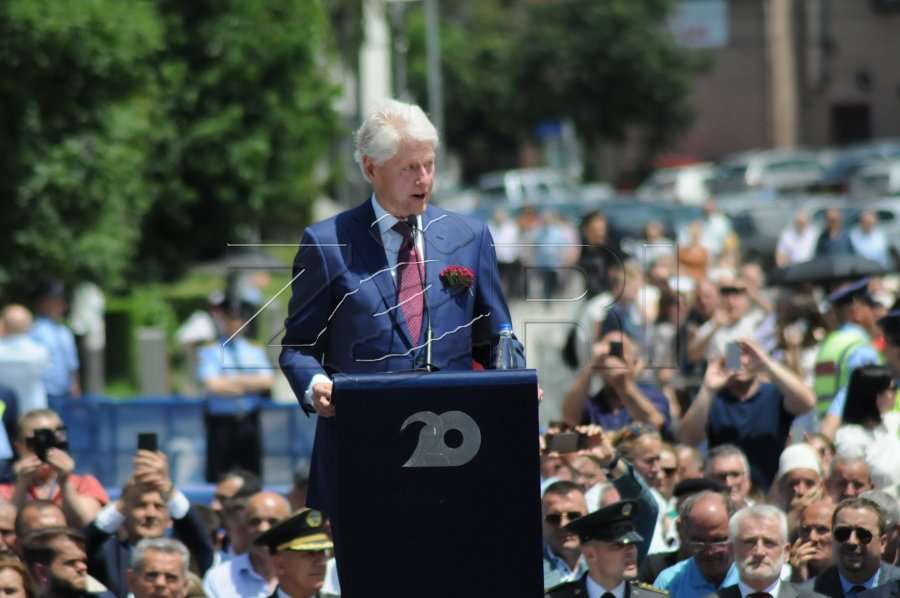 Clinton: NATO fitoi luftën, ju paqen