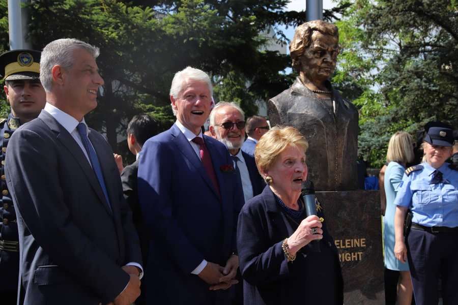 Albright: Jam shumë e nderuar, ky vend do të thotë shumë për mua