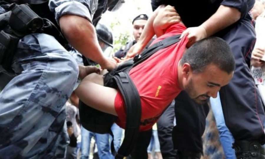 Qindra të arrestuar në protestën për gazetarin rus