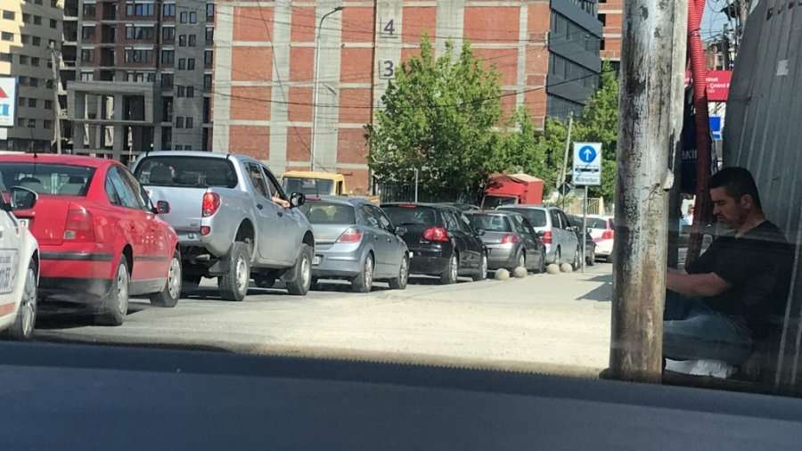 Hyrja për në qendër të Prishtinës e bllokuar, krijohet tollovi në komunikacion