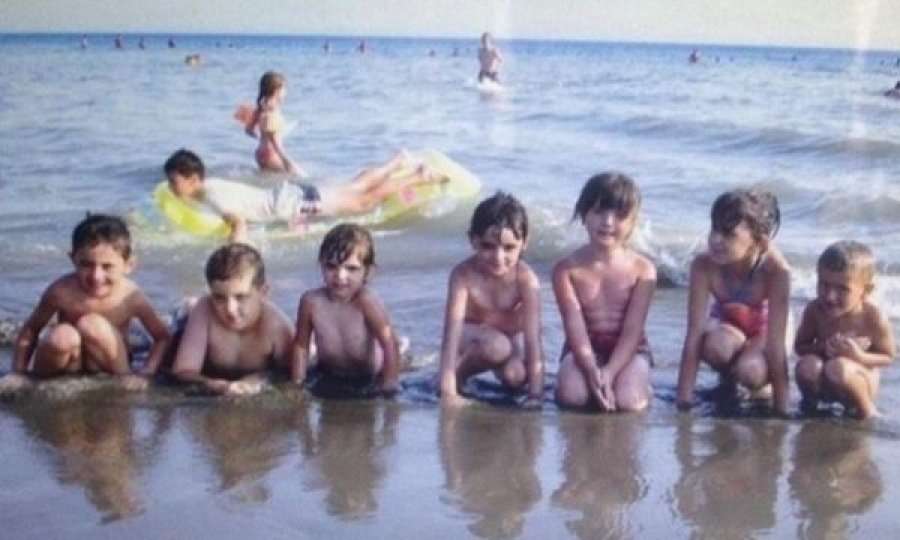 Kosovari e gjen veten në foton e fëmijërisë së gruas së tij