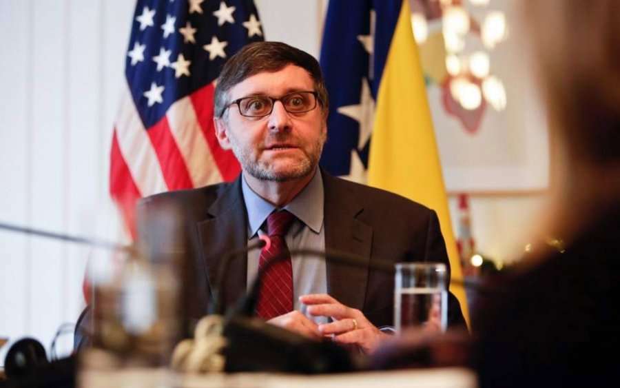 Palmer mbledh shqiptarët e serbët në Ambasadën e SHBA-së në Prishtinë