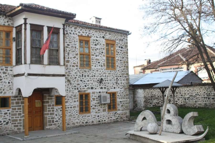 Mbyllet për vizitorë Mësonjëtorja e Parë Shqipe