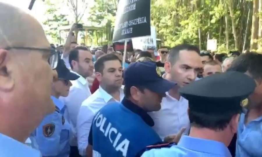 Protesta në Devoll kundër Ramës, përplasje me policinë