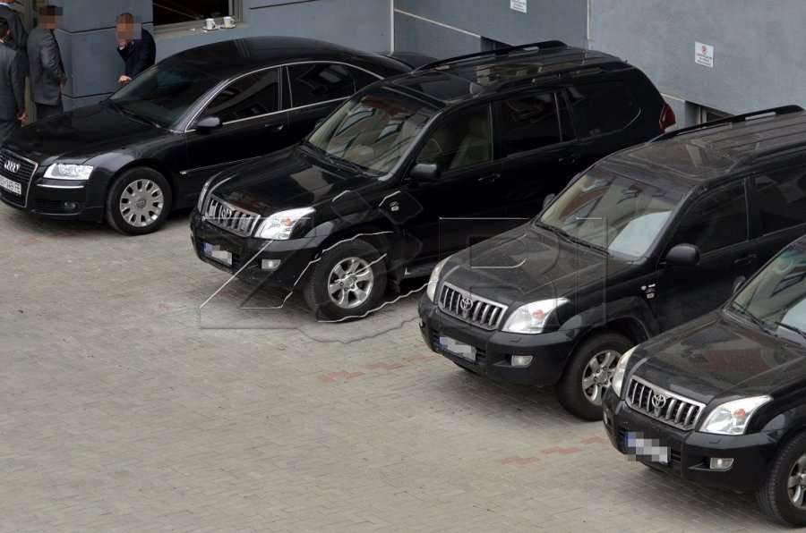 Keqpërdorime të faturave për derivate me veturat zyrtare në Kosovë