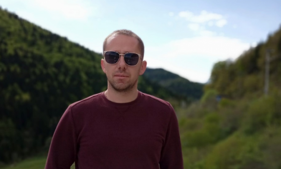 Vdes mësuesi Gëzim Elezi, ra nga parashuta