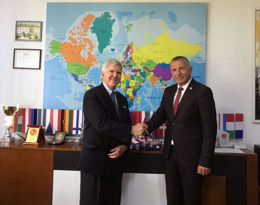 Scott takohet me Kamberin, bisedojnë rreth sfidave të shqiptarëve në Serbi