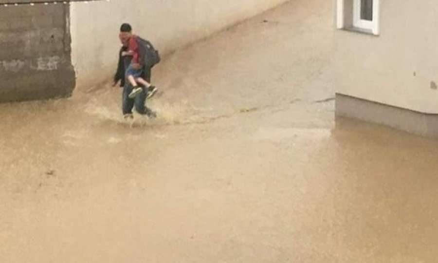Rahovecin e merr uji – prindërit bartin fëmijët në krahë