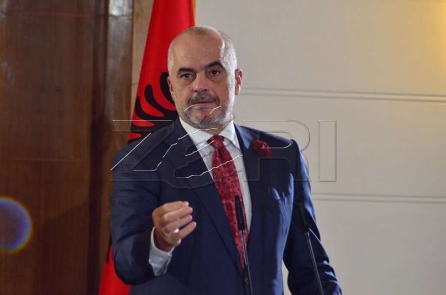 Edi Rama: Revolucion imagjinar me punonjësit e bashkive blu