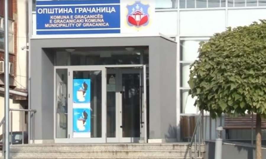 Qendra e regjistrimit të veturave në Graçanicë i kërkon 44 euro shtesë qytetarit për t'i lëshuar librezë në shqip