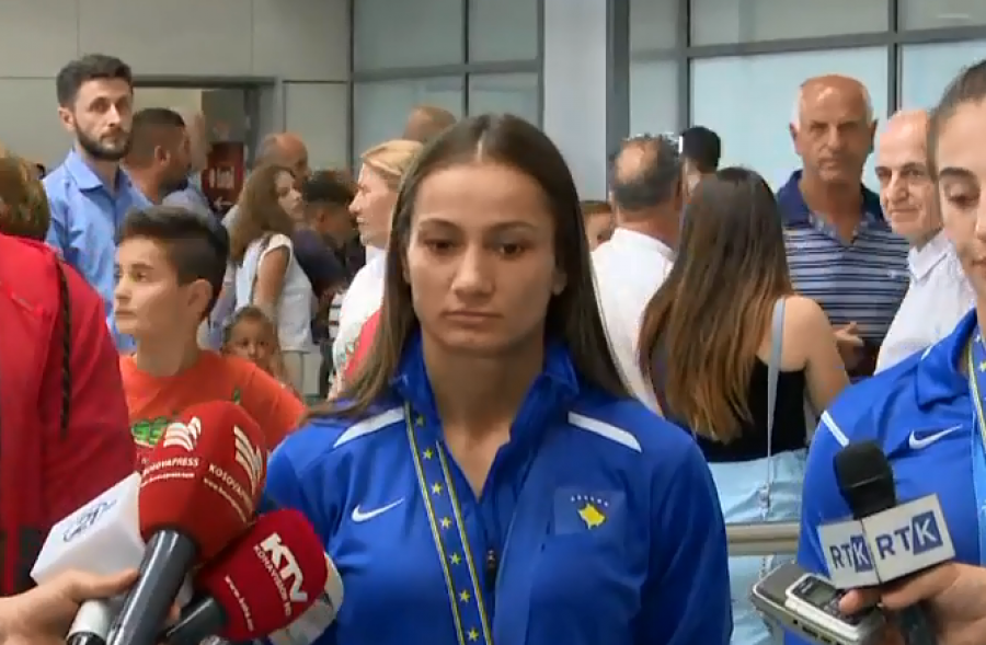 Majlinda Kelmendi zbarkon në Prishtinë, këto janë fjalët e saj pas triumfit në Minsk
