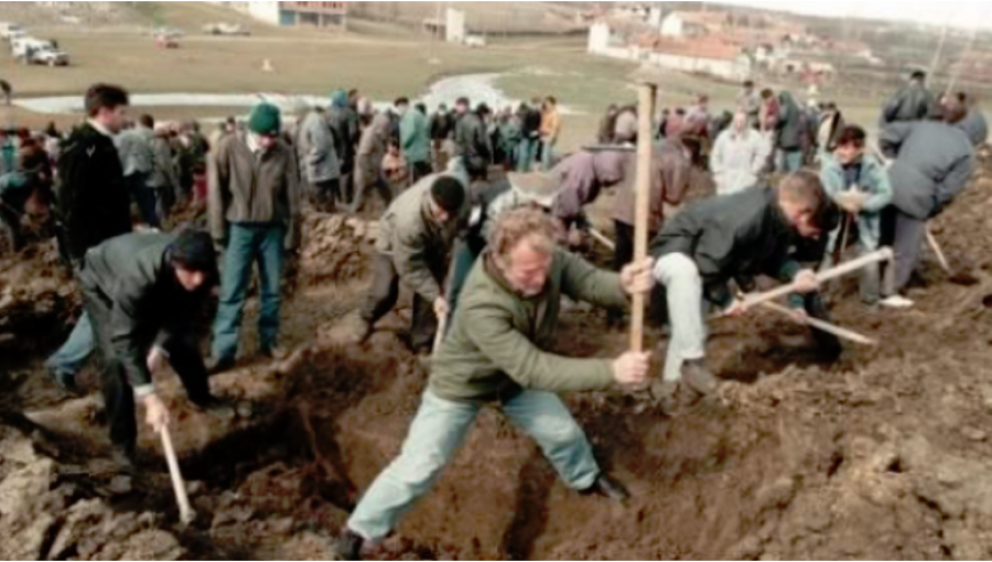 Rrëfimi i dy personave që varrosën anëtarët e familjes Jashari